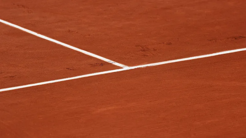 Líneas blancas sobre una pista de tenis de tierra batida
