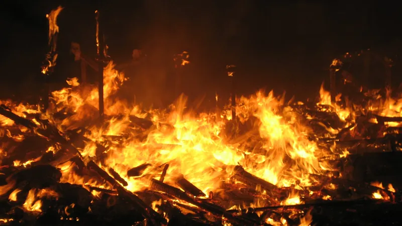 Gran hoguera de leña ardiendo en la noche