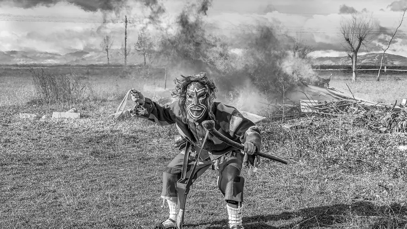 Botarga de Villaseca de Uceda en blanco y negro, en pleno salto sobre un prado envuelto en humo
