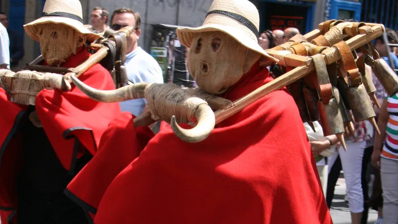 Botargas de Robledillo de Mohernando con capa roja y sombrero bailando en la calle